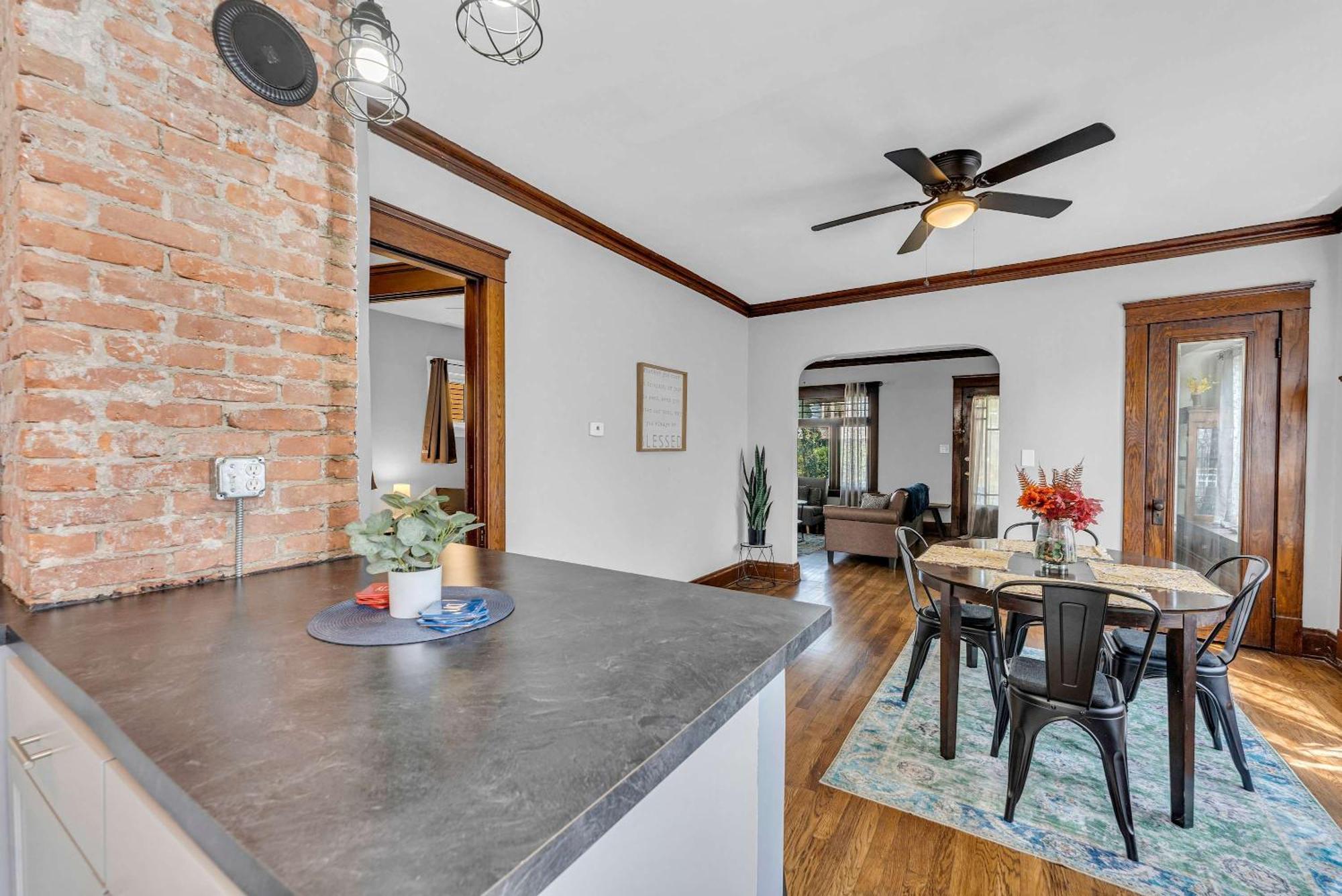 Beautifully Remodeled Duplex Apt In West Blvd คลีฟแลนด์ ภายนอก รูปภาพ